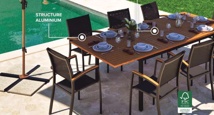 HYBA Table extensible Gaya - Dim. : L 180/240 x l 100 x H 74 cm. Structure en aluminium et plateau en eucalyptus certifié FSC® 100%, finition huilée. Rallonge 180/240 cm intégrée avec perforation pour parasol centré.