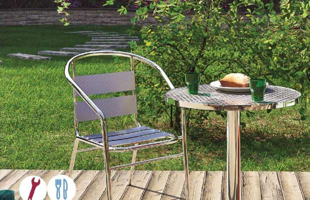 Table balcon Bistrot chromé - Dim.: Ø  60 x H 70 cm. Structure aluminium et plateau en composite recouvert d'acier. Cette table de jardin ronde est idéale pour recréer l'ambiance d'un bistrot chez vous.
